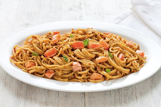 Guarda il video delle Linguine al pesto di pistacchi e salmone